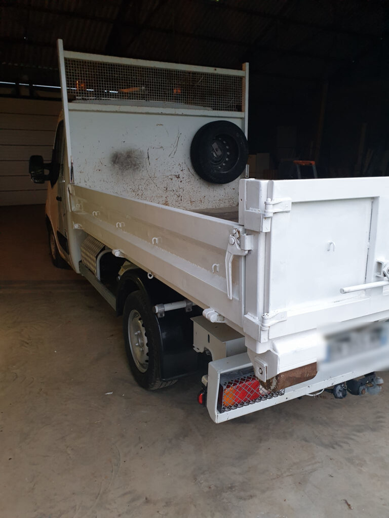 Camion benne blanc pour l&rsquo;évacuation des déchets de chantier